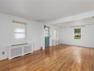 house with 3 bedroom, Middletown RI ES103495498
