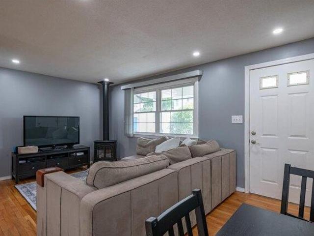 house with 3 bedroom, Nashua NH ES104569493