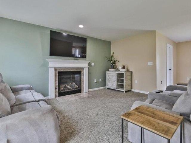 house with 3 bedroom, Nashua NH ES105548433