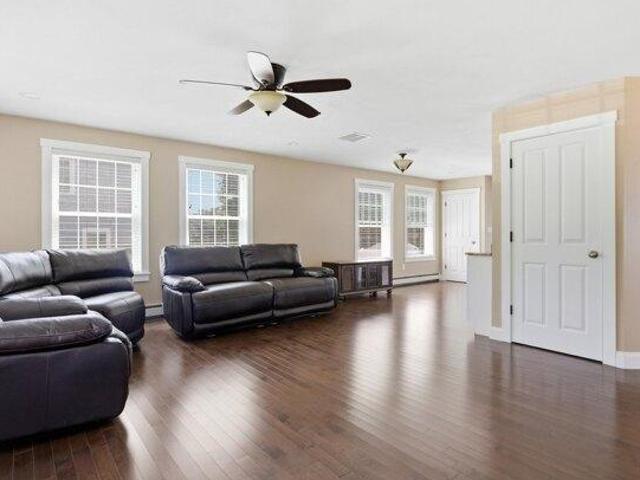 house with 3 bedroom, Nashua NH ES105368985