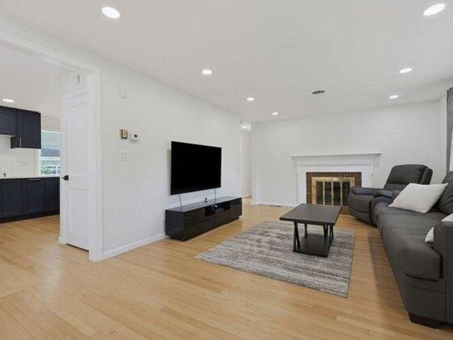 house with 3 bedroom, Newton MA ES105535900