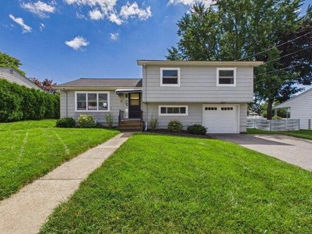 house with 3 bedroom, New Bedford MA ES105714157