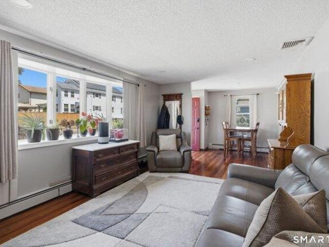 house with 3 bedroom, New Britain CT ES105474659