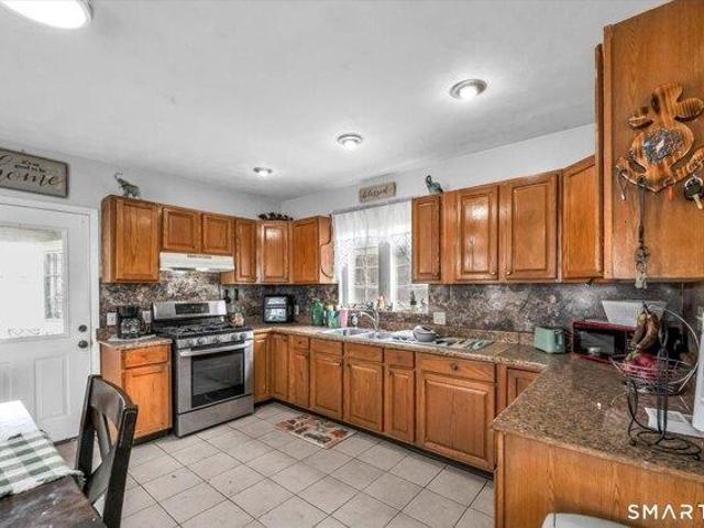 house with 3 bedroom, New Britain CT ES105496809