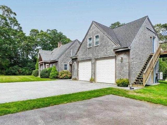 house with 3 bedroom, Oak Bluffs MA ES105693580