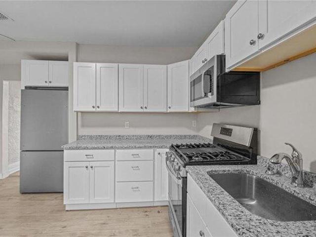 house with 3 bedroom, Pawtucket RI ES105614210