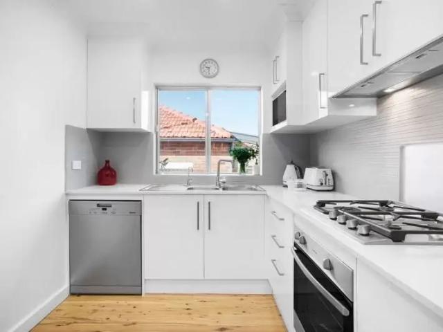House with 3 bedrooms, 1 bathroom & parking for 1 car