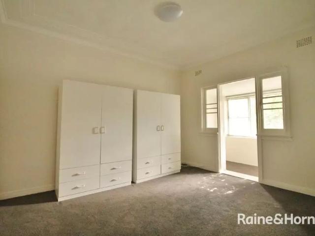 House with 3 bedrooms, 1 bathroom & parking for 1 car