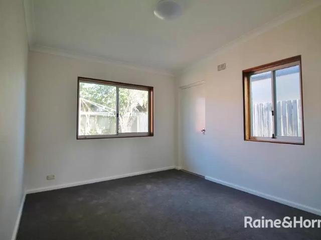 House with 3 bedrooms, 1 bathroom & parking for 1 car