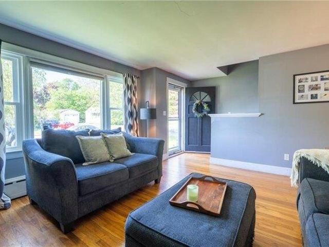 house with 4 bedroom, Tiverton RI ES105550163