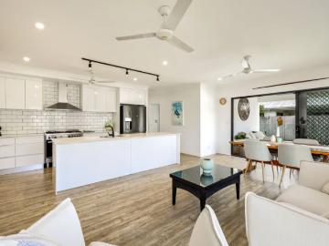 House for sale in Trinity Beach - Garden
