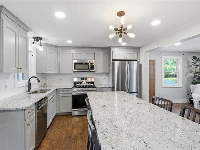 house with 4 bedroom, Warwick RI ES105416584