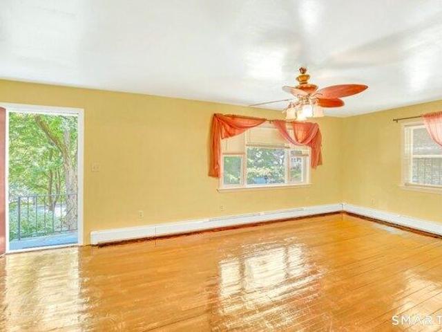 house with 4 bedroom, Waterbury CT ES105514071