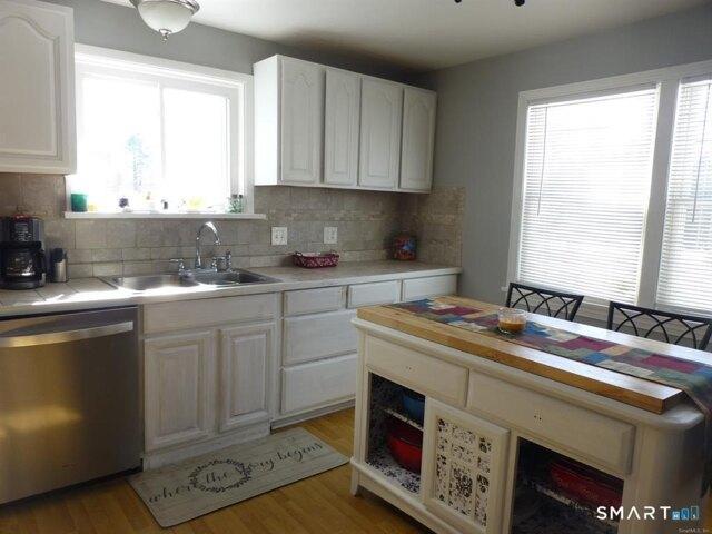 house with 4 bedroom, Waterford CT ES105648258