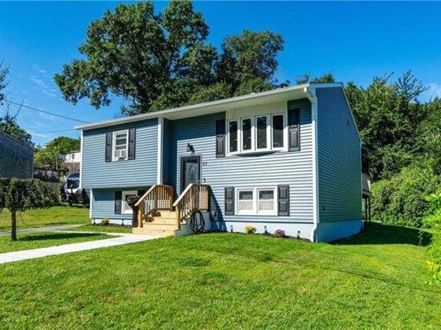 house with 4 bedroom, West Warwick RI ES105477515