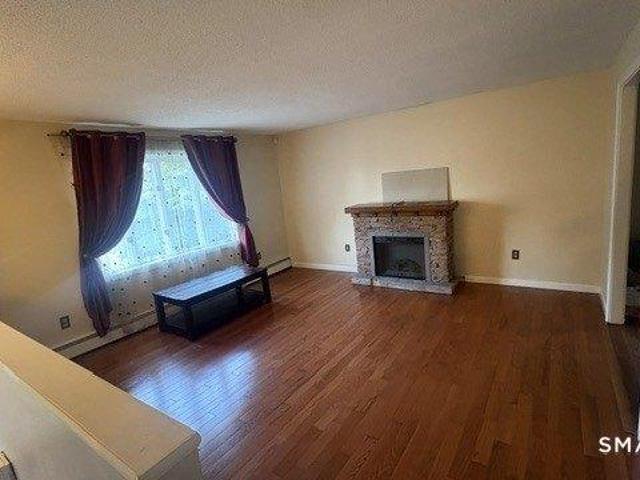house with 4 bedroom, Windsor Locks CT ES105229351