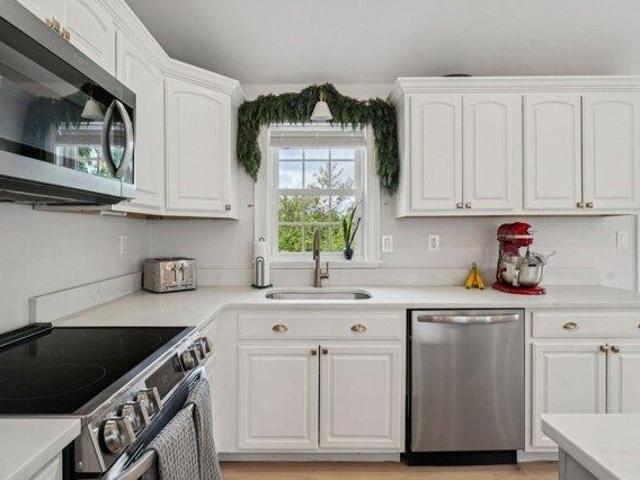 house with 4 bedroom, Woburn MA ES105400363