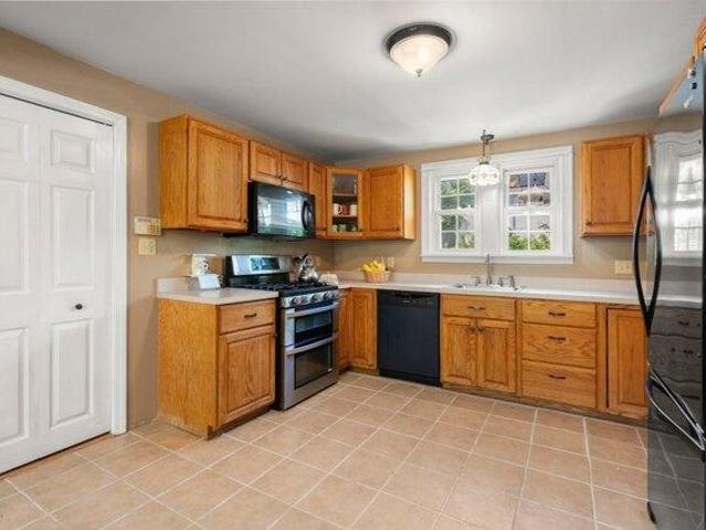 house with 4 bedroom, Worcester MA ES105417081