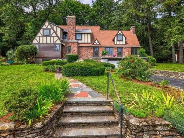 house with 4 bedroom, Worcester MA ES105384280