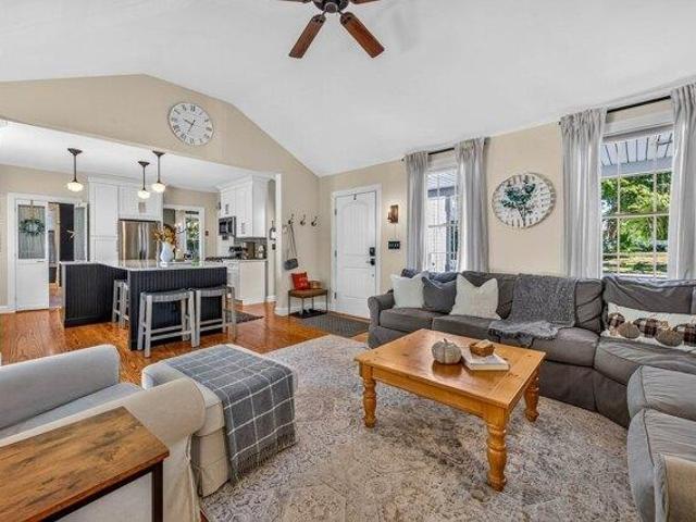 house with 4 bedroom, Attleboro MA ES105610425