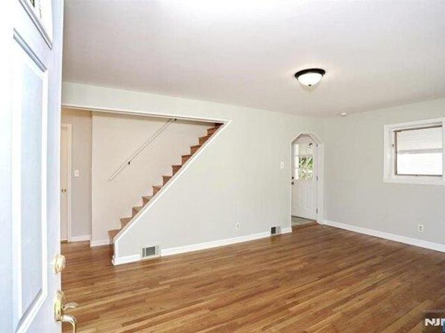 house with 4 bedroom, Bergenfield NJ ES105551574