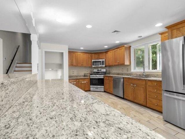 house with 4 bedroom, Brockton MA ES105414158