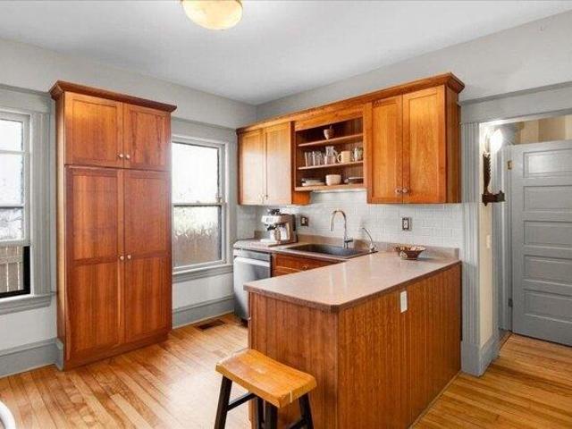house with 4 bedroom, Burlington VT ES105512995
