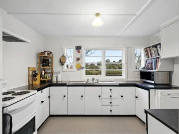 Clunes, Hepburn, Victoria - Equipped kitchen