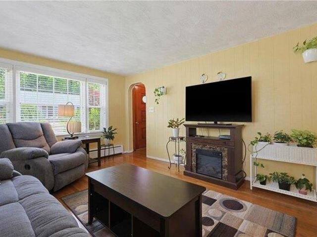 house with 4 bedroom, Cumberland RI ES105515574