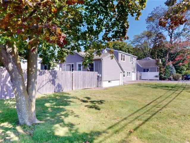 house with 4 bedroom, Deer Park NY ES72692247