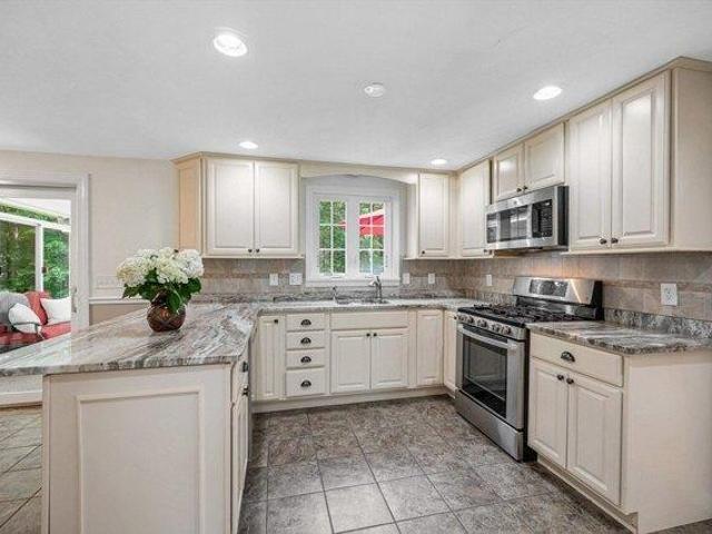 house with 4 bedroom, Dracut MA ES104543396