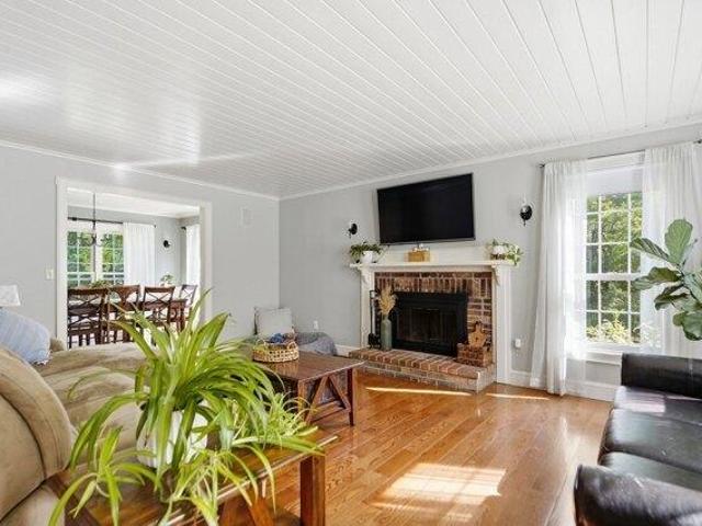 house with 4 bedroom, Dracut MA ES105577944