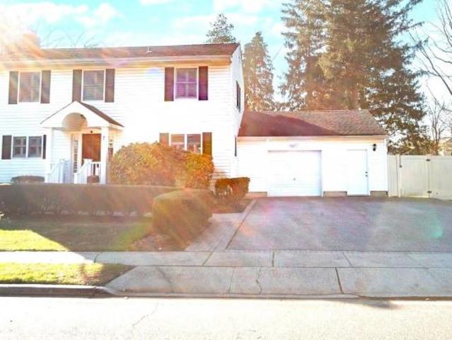 house with 4 bedroom, Farmingdale NY DLS72692128