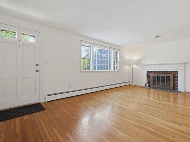 house with 4 bedroom, Foxboro MA ES105403016