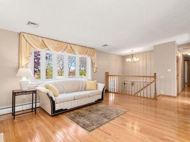 house with 4 bedroom, Framingham MA ES105400905