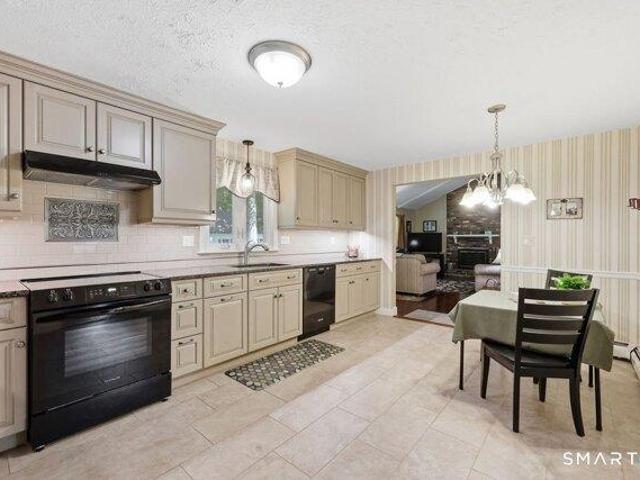 house with 4 bedroom, Glastonbury CT ES105559505