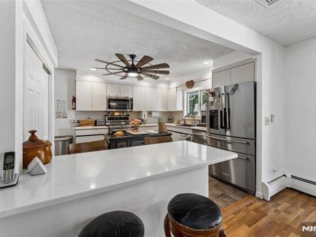 house with 4 bedroom, Hasbrouck Heights NJ ES105609733
