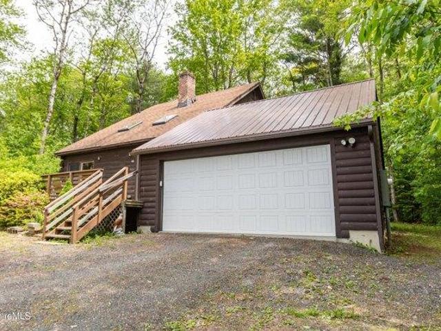 house with 4 bedroom, Hinsdale MA ES104921572