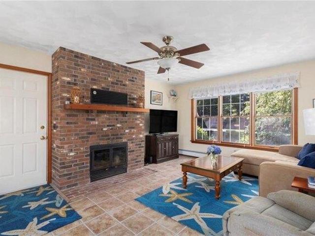 house with 4 bedroom, Middletown RI ES105387046