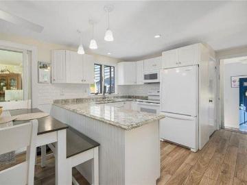 house with 4 bedroom, Middletown RI ES103431848