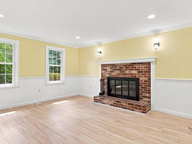 house with 4 bedroom, Nashua NH ES105557306