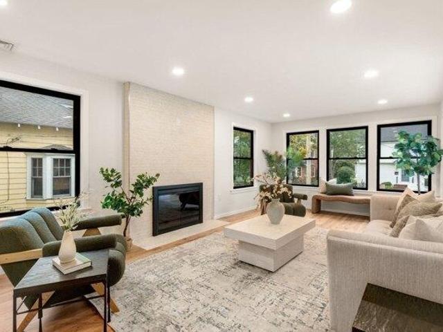 house with 4 bedroom, Newton MA ES105516573