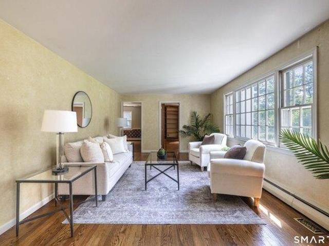 house with 4 bedroom, Newtown CT ES105537644