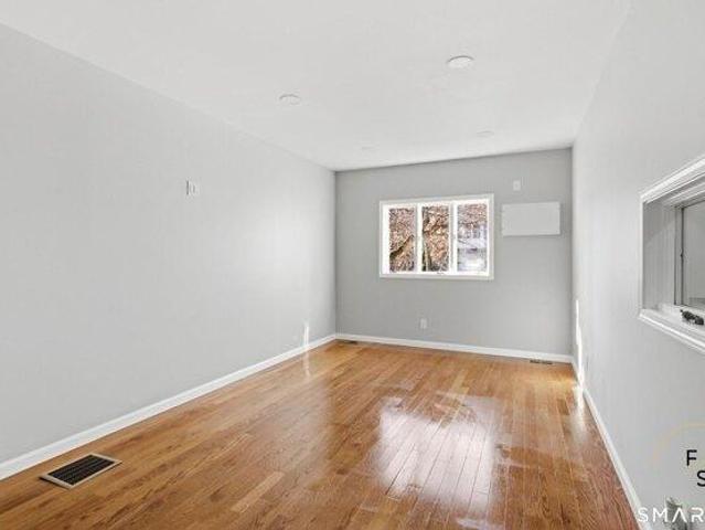 house with 4 bedroom, New Britain CT ES105495326