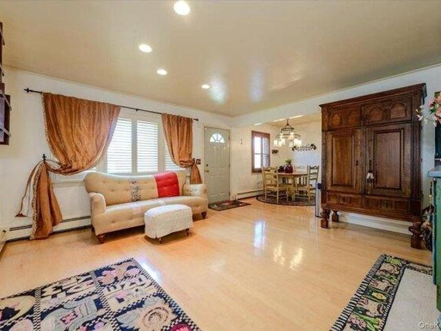house with 4 bedroom, New Hyde Park NY ES104922165