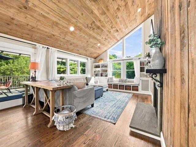 house with 4 bedroom, Oak Bluffs MA ES105473883
