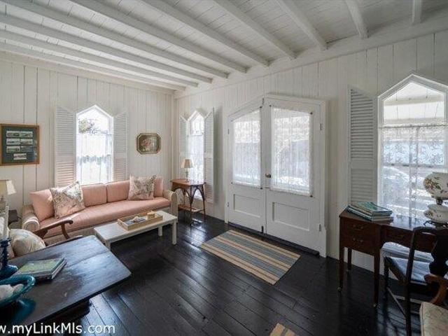 house with 4 bedroom, Oak Bluffs MA ES105614997