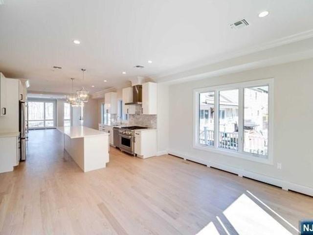 house with 4 bedroom, Palisades Park NJ ES105711040
