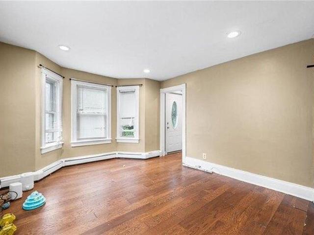 house with 4 bedroom, Pawtucket RI ES105550056