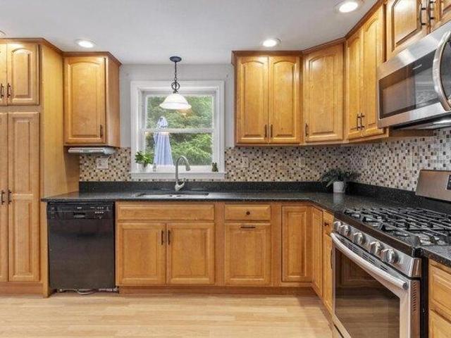 house with 4 bedroom, Plaistow NH ES104009499